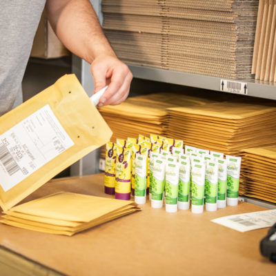 Warenpost Versand Bestellprozess Ecommerce Sendungsverfolgung Verpackung Etikettierung Warenversand